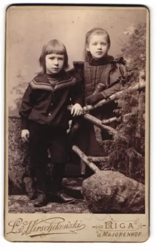 Fotografie L. Wirschikowski, Riga, Majorenhof, Zwei Kinder an rustikalem Geländer