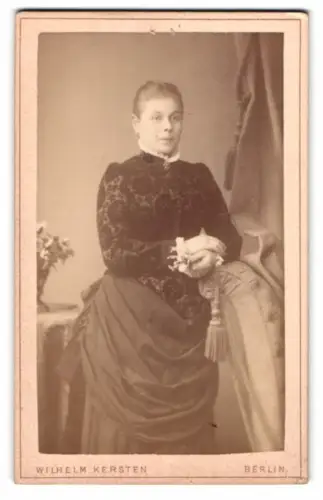 Fotografie Wilhelm Kersten, Berlin, Krausen-Str. 40, Dame mit elegantem Kleid