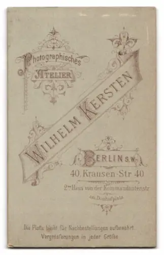 Fotografie Wilhelm Kersten, Berlin, Krausen-Str. 40, Dame mit elegantem Kleid