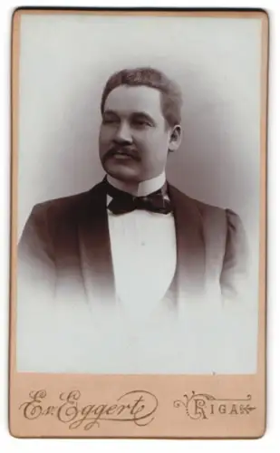 Fotografie E. v. Eggert, Riga, Alexander-Str. Nr. 6, Porträt eines eleganten Herrn