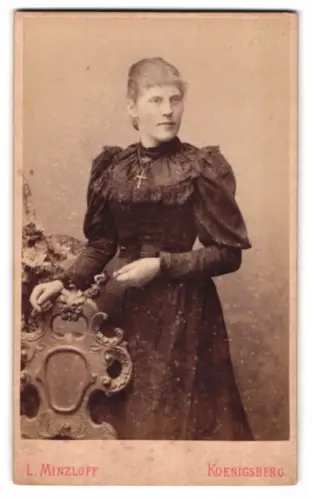 Fotografie L. Minzloff, Koenigsberg, Theaterstrasse 4, Dame im eleganten Kleid