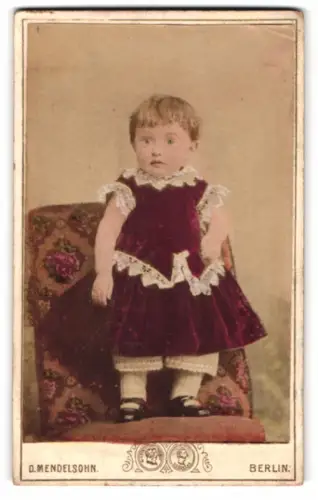 Fotografie D. Mendelsohn, Berlin, Neue Friedrich-Str. 66, Kind im eleganten Kleid