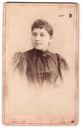 Fotografie E. Faehling, Berlin, SW. Leipziger Str. 63a, Porträt einer Frau in dunklem Kleid