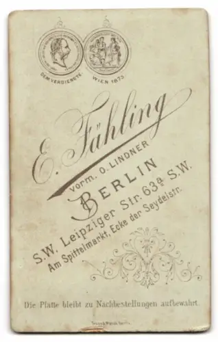 Fotografie E. Faehling, Berlin, SW. Leipziger Str. 63a, Porträt einer Frau in dunklem Kleid