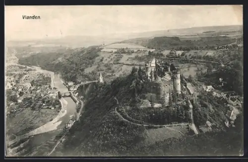 AK Vianden, Burg mit Umgebung aus der Vogelschau