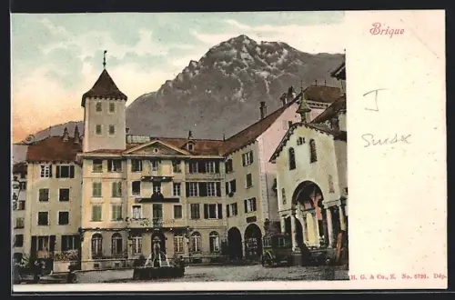 AK Brigue, Platz mit Brunnen u. Turmgebäude