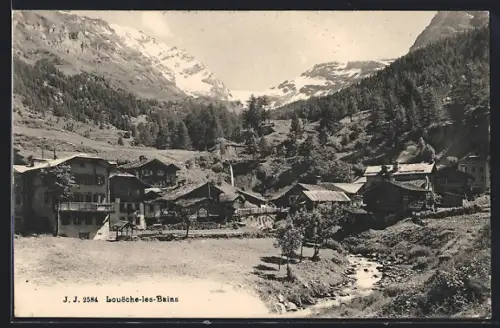 AK Loueche-les-Bains, Ortsansicht mit Bach und Bergen