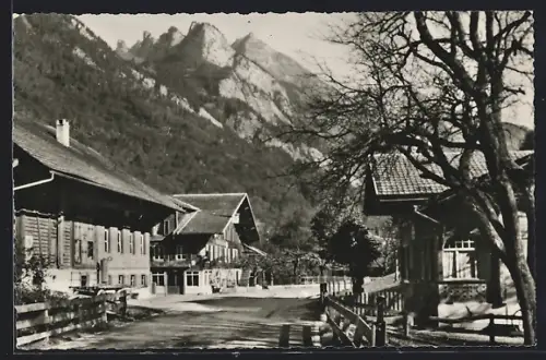 AK Zweilütschinen bei Interlaken, Hotel-Pension Bären mit Strasse