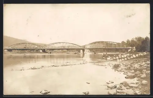 AK Munkacevo, Brücke, Ansicht vom Ufer aus