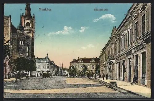 AK Munkács, Rákóczi-utca mit Kirche