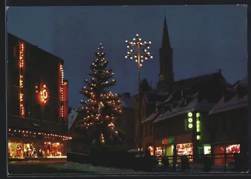 AK Münchberg, Weihnachtsbeleuchtung am Marktplatz mit Kirche und Tannenbaum