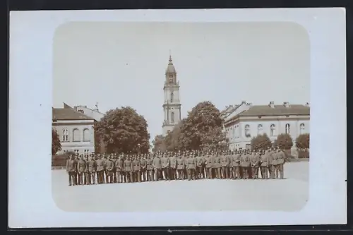 Foto-AK Potsdam, Soldaten auf einem Platz