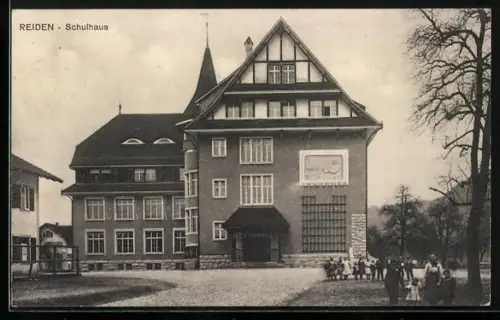 AK Reiden, Schulhaus mit Kindern
