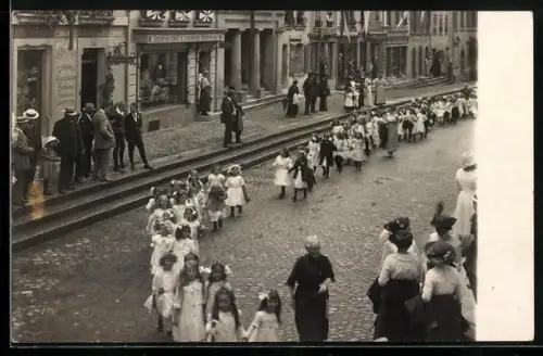 Foto-AK Lenzburg, Strassenpartie mit Geschäften und Kindern