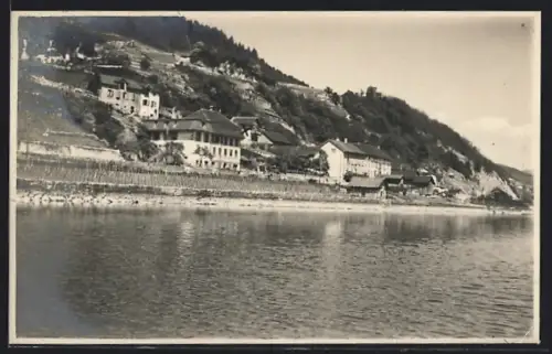 AK Tüscherz, Blick vom Wasser zum Ort