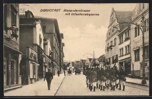AK Darmstadt, Alexanderstrasse mit Infanteriekaserne und Soldaten