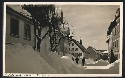 Foto-AK Furtwangen, Strassenpartie mit Jungen im Schnee