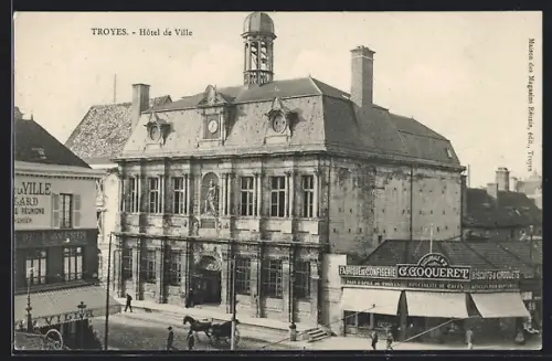 AK Troyes, Hôtel de Ville et scène de rue animée