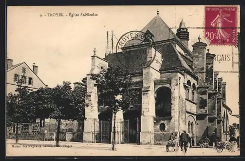 AK Troyes, Église St-Nicolas avec des passants et carrosses devant l`entrée