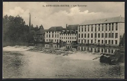 AK Bar-sur-Seine, Les Tanneries et la rivière en arrière-plan