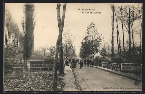 AK Arcis-sur-Aube, La Rue de Châlons avec des passants et un pont en arrière-plan