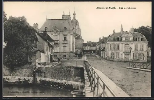 AK Arcis-sur-Aube, Rue de Châlons et vue sur les bâtiments historiques