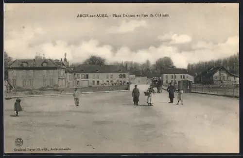AK Arcis-sur-Aube, Place Danton et Rue de Châlons avec passants