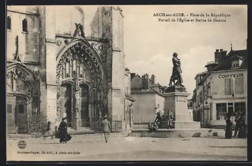 AK Arcis-sur-Aube, Place de la République, Portail de l`Église et Statue de Danton