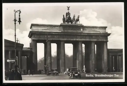 AK Berlin, Brandenburger Tor mit Autos