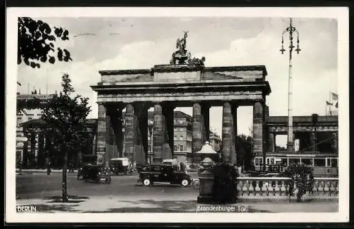 AK Berlin, Brandenburger Tor mit Autos