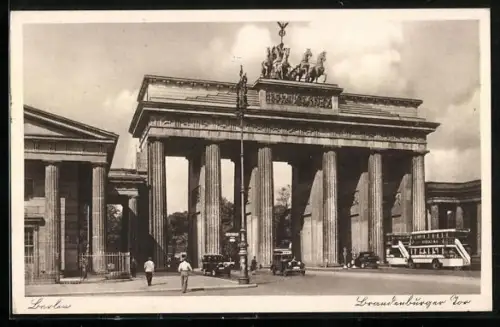 AK Berlin, Brandenburger Tor mit Autos und Bussen