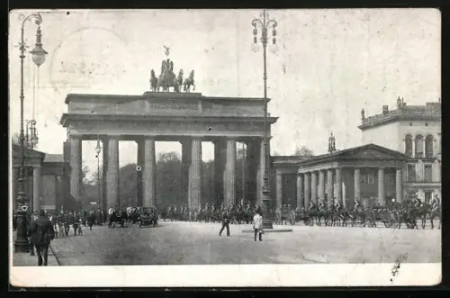 AK Berlin, Brandenburger Tor mit Strassenpartie