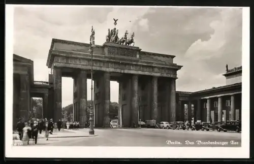 AK Berlin, Autos durchqueren das Brandenburger Tor