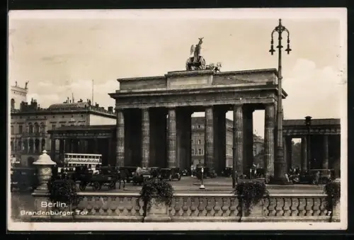 AK Berlin, Brandenburger Tor mit Nebengebäuden