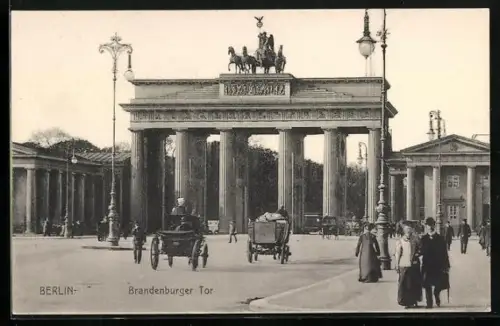 AK Berlin, Kutschen am Brandeburger Tor