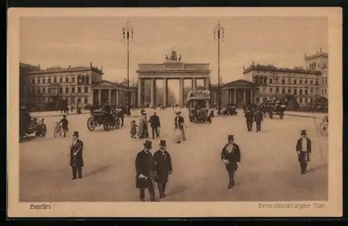 AK Berlin, Menschen vor dem Brandenburger Tor