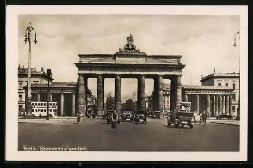 AK Berlin, Brandenburger Tor mit Strassenverkehr