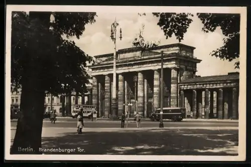 AK Berlin, Autobusse verkehren vor dem Brandenburger Tor