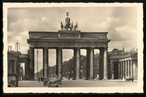 AK Berlin, Brandenburger Tor mit Strassenpartie