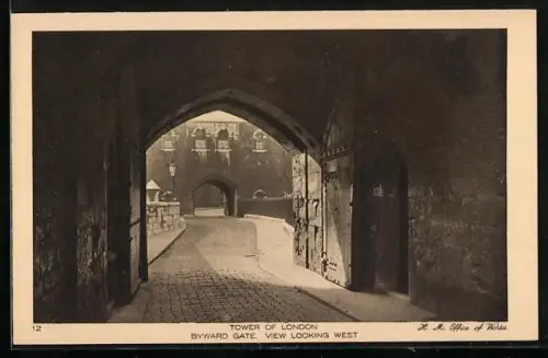 AK London, Tower of London, Byward Gate, view looking West