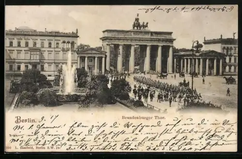 AK Berlin, Brandenburger Tor mit Soldaten