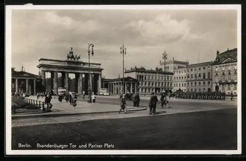 AK Berlin, Brandenburger Tor und Pariser Platz