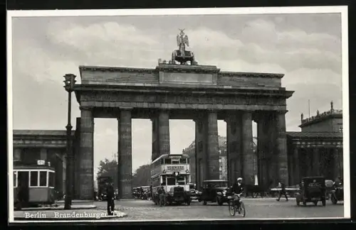 AK Berlin, Doppeldeckerbus unter dem Brandenburger Tor