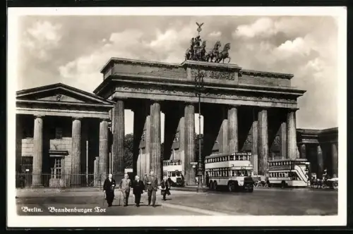 AK Berlin, Omnibusse und Droschken fahren durch das Brandenburger Tor