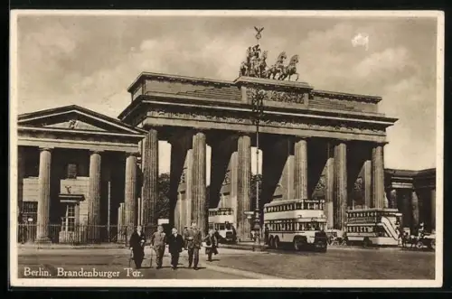 AK Berlin, Strassenverkehr am Brandenburger Tor