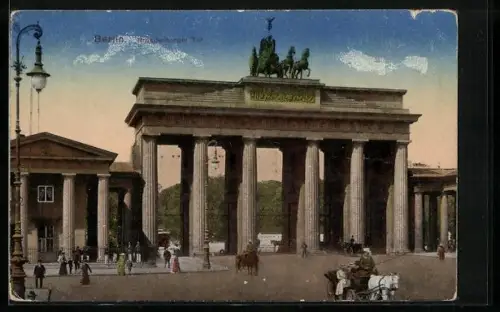 AK Berlin, Brandenburger Tor mit Pferdewagen
