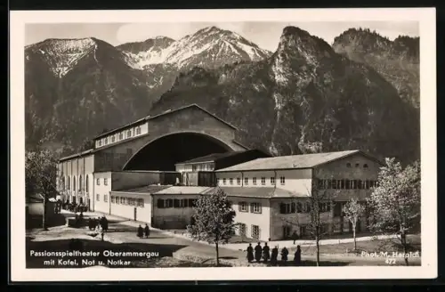 AK Oberammergau, Passionsspieltheater vor Bergkulisse