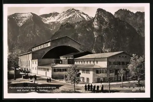 AK Oberammergau, Passionsspieltheater vor Bergkulisse