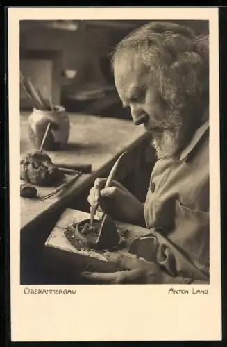 AK Oberammergau, Passionsspiele, Anton Lang bei der Arbeit