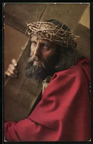 AK Oberammergau, Passionsspiele 1922, Schauspieler Anton Lang im Kostüm als Jesus trägt ein Kreuz